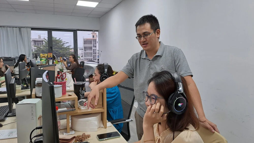 사무실에서 Tanca 팀과 함께한 Trần Viết Quân